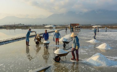 Yaz tuz sahada çalışan insanlar