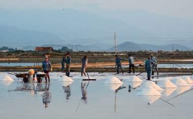 Yaz tuz sahada çalışan insanlar
