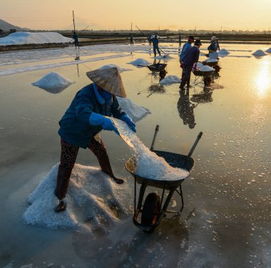 Yaz tuz sahada çalışan insanlar