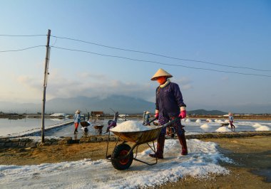 Yaz tuz sahada çalışan insanlar