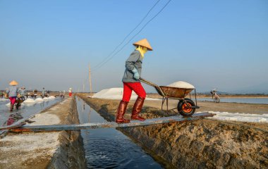 Yaz tuz sahada çalışan insanlar