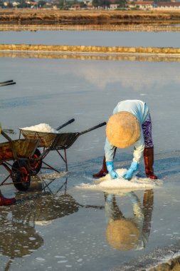 Yaz tuz sahada çalışan insanlar