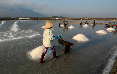 Yaz tuz sahada çalışan insanlar