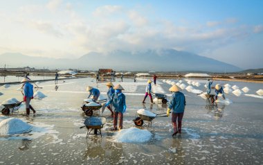 Yaz tuz sahada çalışan insanlar