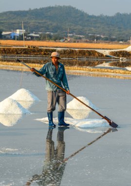 Yaz tuz sahada çalışan insanlar