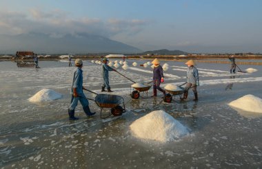 Yaz tuz sahada çalışan insanlar