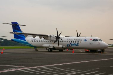 Havaalanında yerleştirme yolcu uçak 