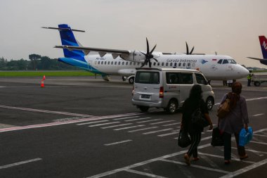 Havaalanında yerleştirme yolcu uçak 