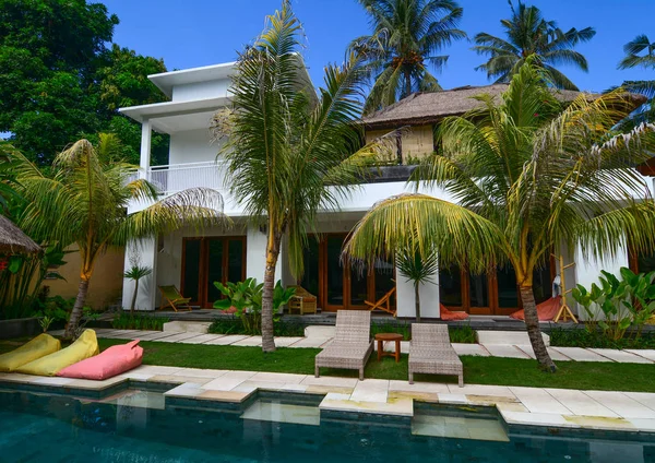 Swimming pool of resort in Bali, Indonesia — Stock Photo, Image