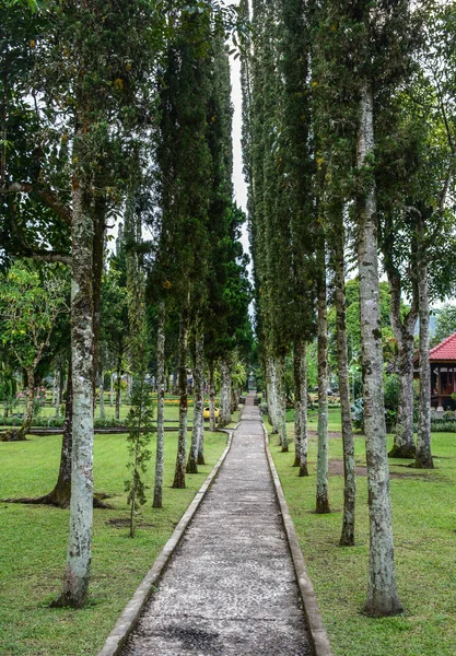 Zielony park w świątyni Pura Ulun Danu — Zdjęcie stockowe