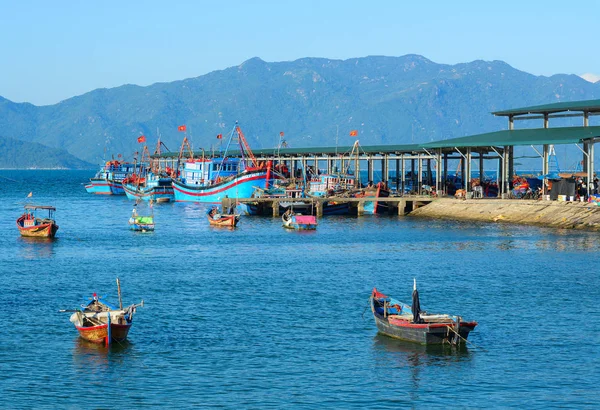 Barcos de madeira em Nha Trang Bay — Fotografia de Stock