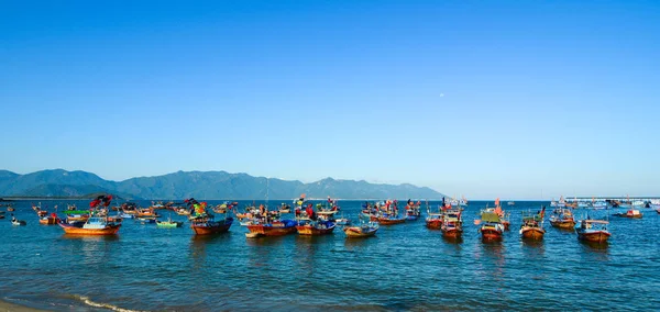 Barcos de madeira em Nha Trang Bay — Fotografia de Stock