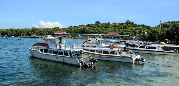 Barcos turísticos esperando no molhe em Lombok — Fotografia de Stock