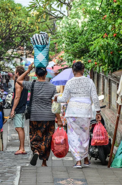 インドネシア ・ バリ島の中央市場での人々 — ストック写真