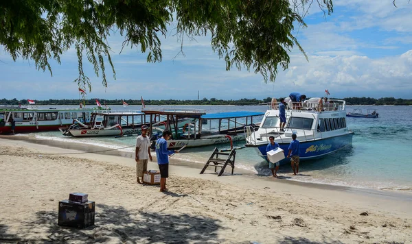 Bateaux touristiques en attente à la jetée à Lombok — Photo