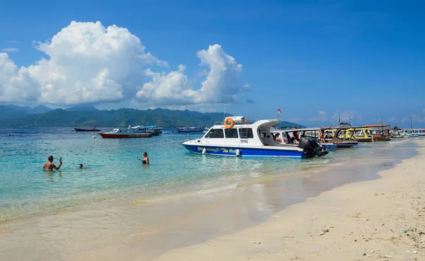 Bateaux touristiques en attente à la jetée à Lombok — Photo