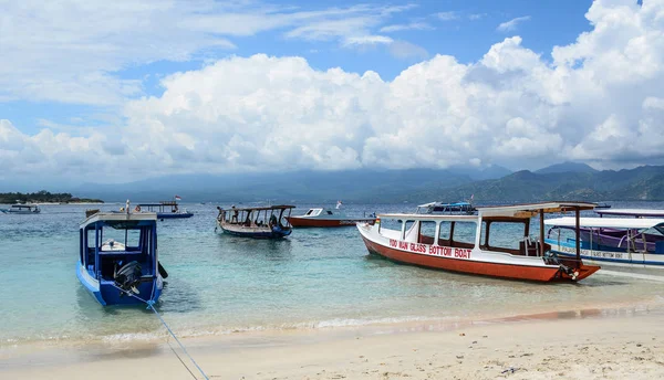 Bateaux touristiques en attente à la jetée à Lombok — Photo