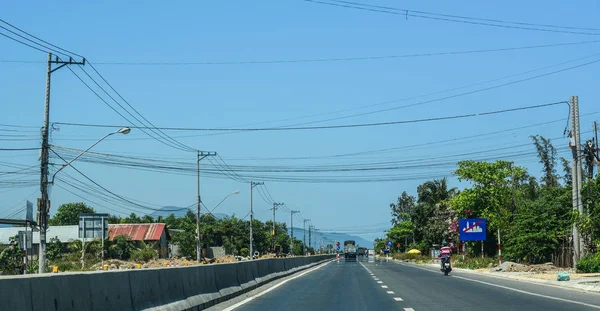 Οχήματα που κινούνται στην εθνική οδό στο ηλιοβασίλεμα — Φωτογραφία Αρχείου