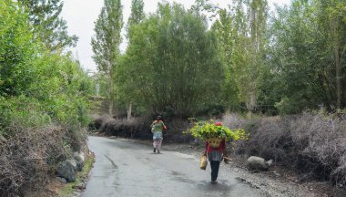 Tibet halkının kırsal yolda yürürken