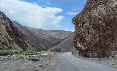 Dağ yolundan Ladakh, Kuzey Hindistan içinde 