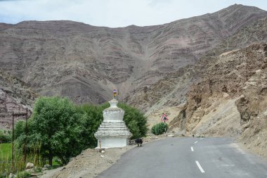 Dağ yolundan Ladakh, Kuzey Hindistan içinde 