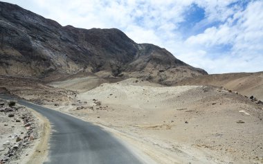 Dağ yolundan Ladakh, Kuzey Hindistan içinde 