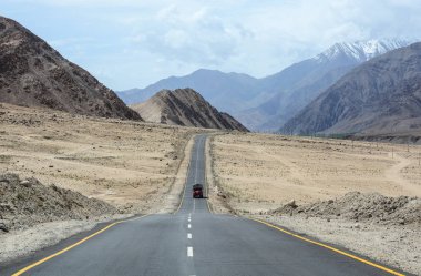 Dağ yolundan Ladakh, Kuzey Hindistan içinde 