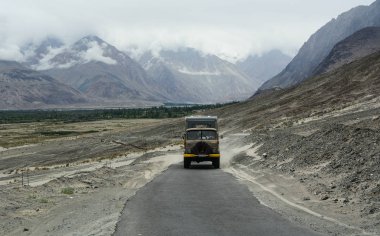 Dağ yolundan Ladakh, Kuzey Hindistan içinde 