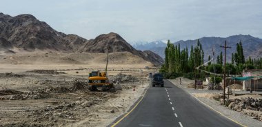 Dağ yolundan Ladakh, Kuzey Hindistan içinde 