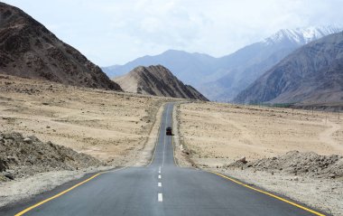 Dağ yolundan Ladakh, Kuzey Hindistan içinde 