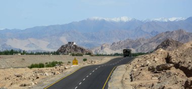 Dağ yolundan Ladakh, Kuzey Hindistan içinde 
