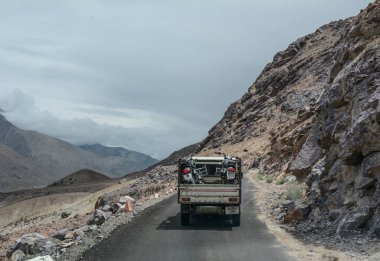 Dağ yolundan Ladakh, Kuzey Hindistan içinde 