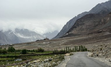 Dağ yolundan Ladakh, Kuzey Hindistan içinde 