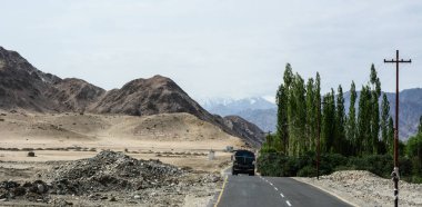 Dağ yolundan Ladakh, Kuzey Hindistan içinde 