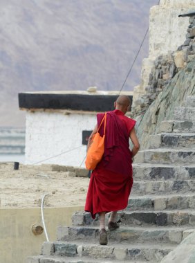 Antik Tibet Tapınağı'nda bir keşiş 