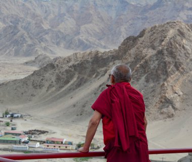 Antik Tibet Tapınağı'nda bir keşiş 