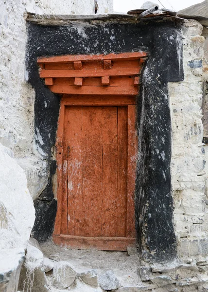 Wooden door of ancient temple — Stock Photo, Image