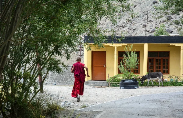 Um monge no antigo templo tibetano — Fotografia de Stock