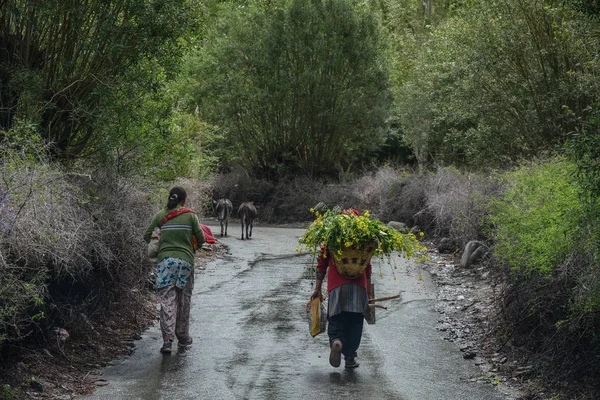 Tibetan people walking on rural road — Stock Photo, Image