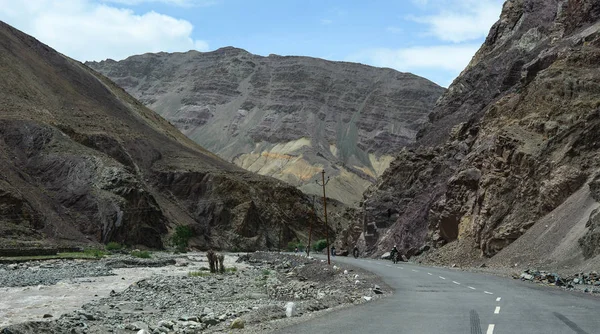 Camino de montaña en Ladakh, al norte de la India — Foto de Stock