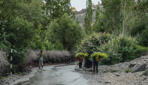 Tibetanska folket gå på landsbygden vägen — Stockfoto