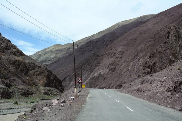 Camino de montaña en Ladakh, al norte de la India — Foto de Stock