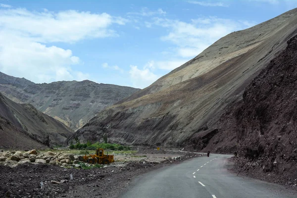 Camino de montaña en Ladakh, al norte de la India — Foto de Stock