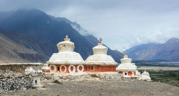 Antiguo templo tibetano en la montaña — Foto de Stock