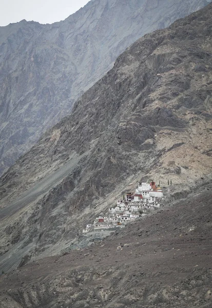 Antico tempio tibetano sulla montagna — Foto Stock