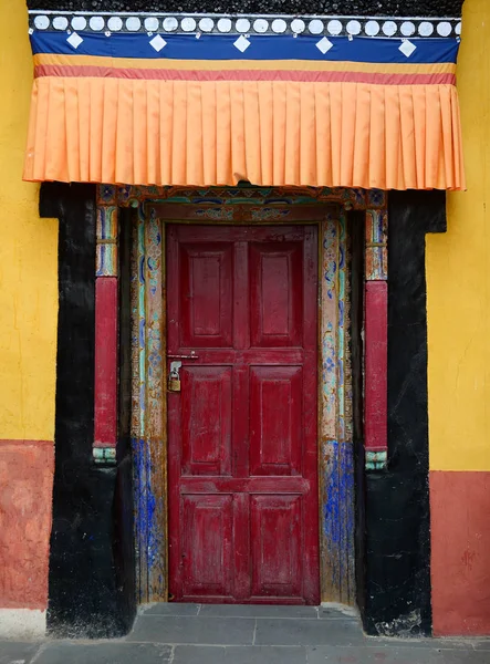 Porta de madeira do templo antigo — Fotografia de Stock