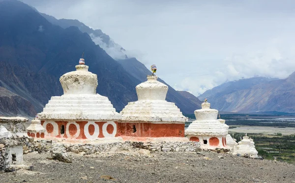 Antiguo templo tibetano en la montaña — Foto de Stock