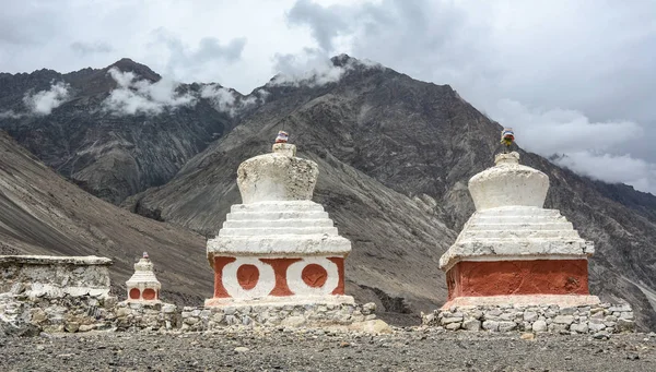 Antiguo templo tibetano en la montaña — Foto de Stock