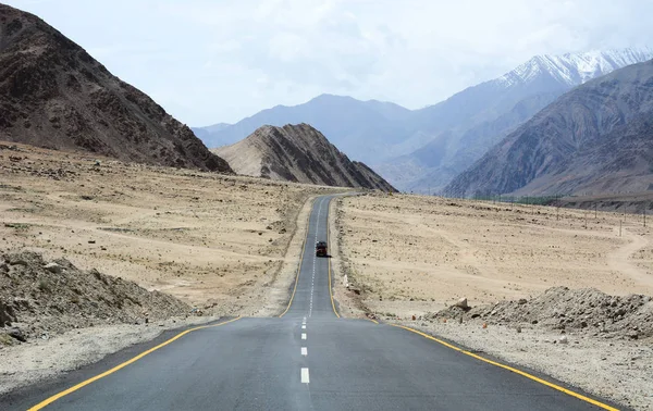 Strada di montagna in Ladakh, India settentrionale — Foto Stock