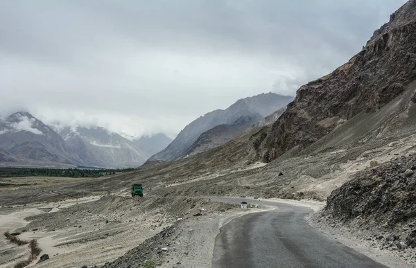 Horská silnice v Ladakhu, severu Indie — Stock fotografie